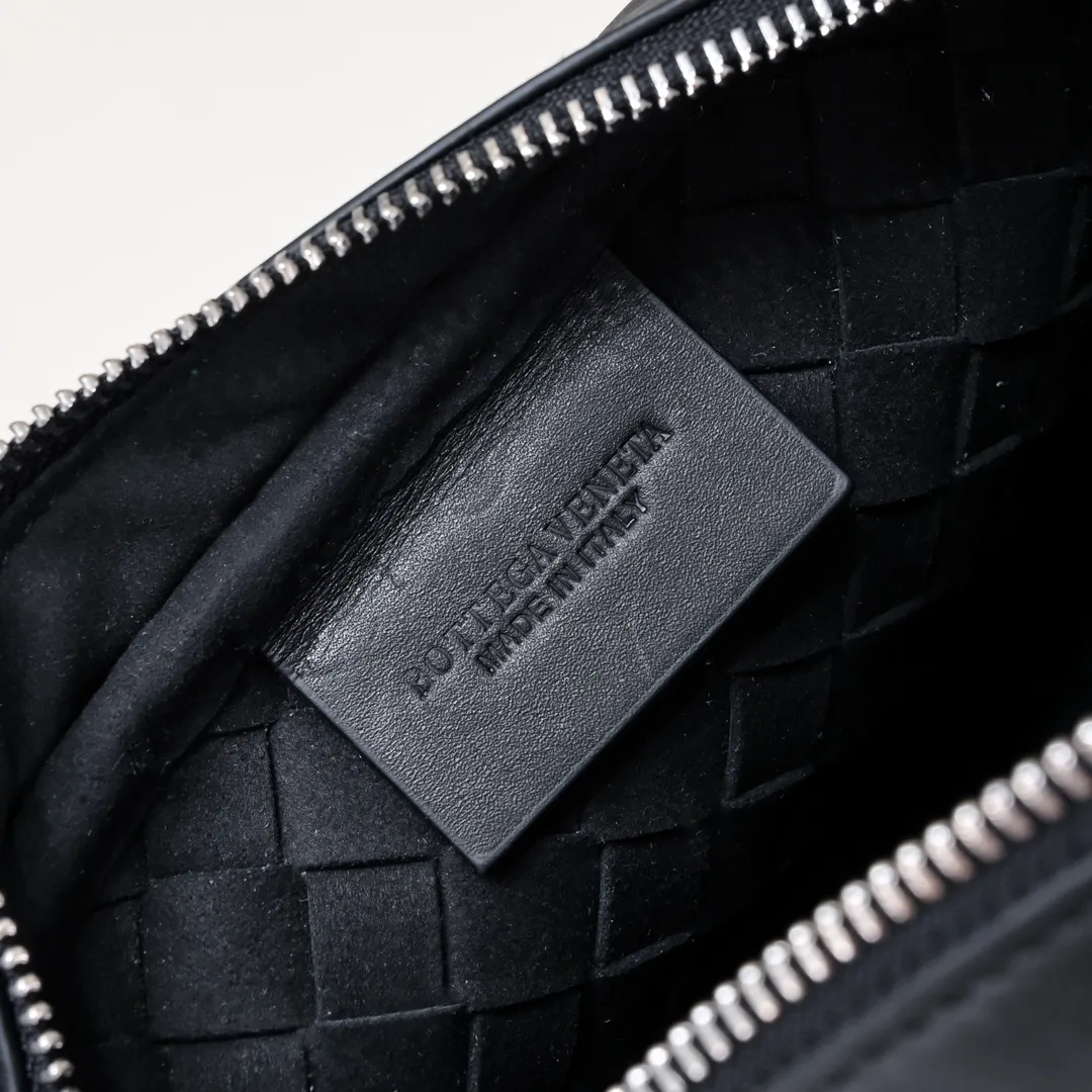 Batch 960 lntrecciato woven cow leather crossbody bag. Zipper opening and closing, the space is too big. It meets the daily needs of going out on the street. Mobile phone 📱 wallet 👛 power bank 🔋 There is no problem with the weaving process. The texture of the upper body 🔝 is very high-end. It is indispensable for going out. 66525# Size: 24.5×15×6cm Color: Black#